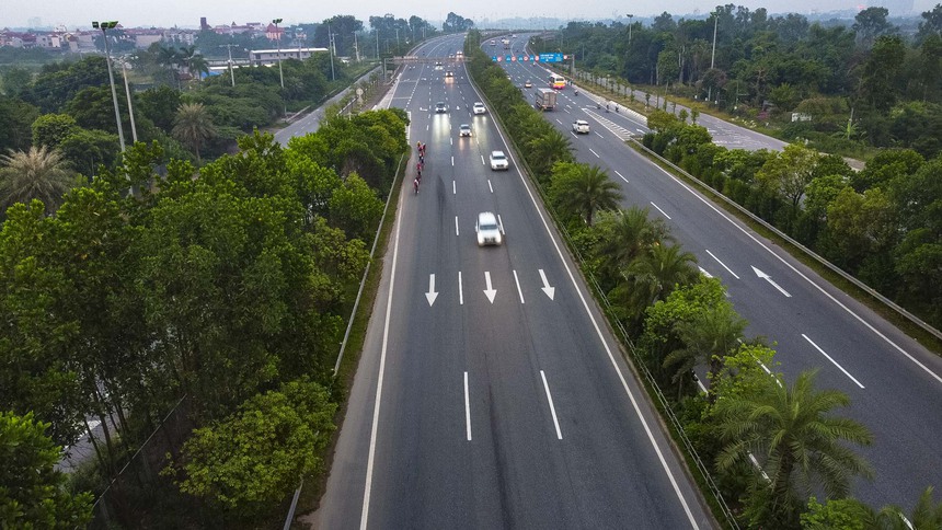 Đối với hành vi cố tình vi phạm giao thông như trên, tùy theo tính chất, mức độ, người thực hiện hành vi có thể bị xử phạt vi phạm hành chính hoặc bị truy cứu trách nhiệm hình sự. Cụ thể, theo quy định tại Điều 8 Nghị định 100/2019, sửa đổi, bổ sung tại Nghị định 123/2021/ NĐ-CP, người đạp xe vào đường cấm, đường cao tốc mà không phải người thực hiện quản lý, bảo trì đường cao tốc, nếu bị lực lượng chức năng phát hiện thì sẽ bị xử phạt hành chính từ 400.000 - 600.000 đồng