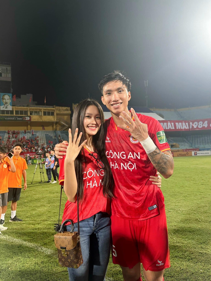 Văn Hậu ôm Hải My khi lần thứ 4 vô địch V.League và câu chuyện tình 3 năm ngọt ngào - Ảnh 1.