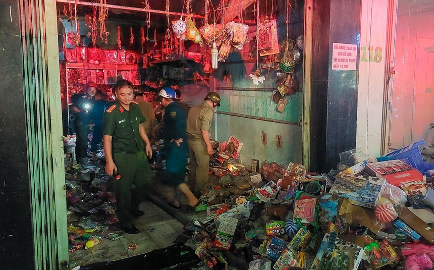 Cửa hàng bán đồ chơi trung thu bốc cháy giữa trung tâm Đà Nẵng - Ảnh 2.