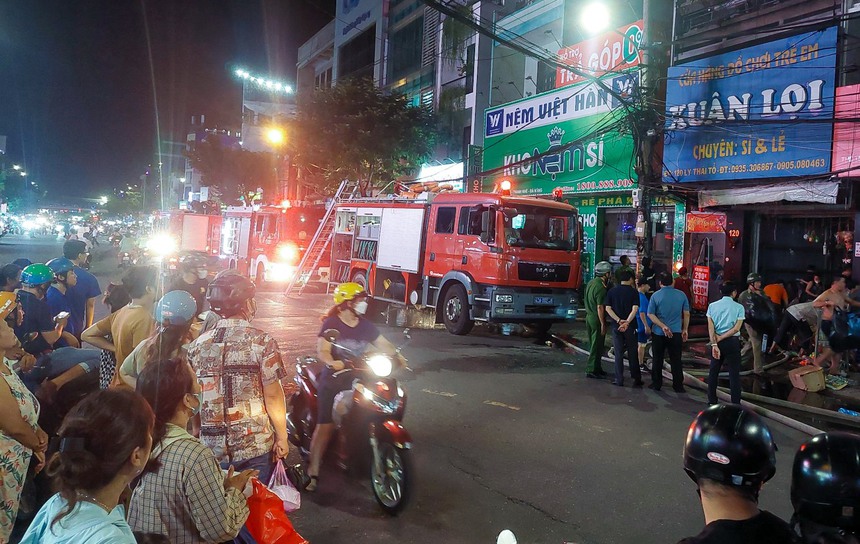 Cửa hàng bán đồ chơi trung thu bốc cháy giữa trung tâm Đà Nẵng - Ảnh 1.