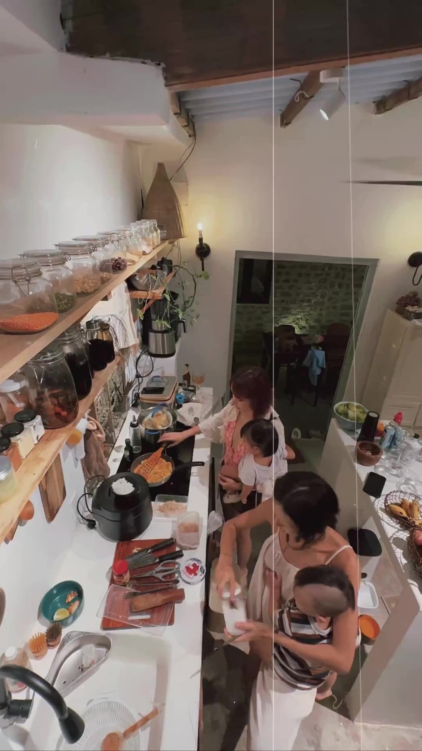 Thú vị gian bếp của vợ chồng Decao - Lâm Minh: Cửa sổ là máy hút mùi, bàn ăn có nơi ngắm cỏ lau