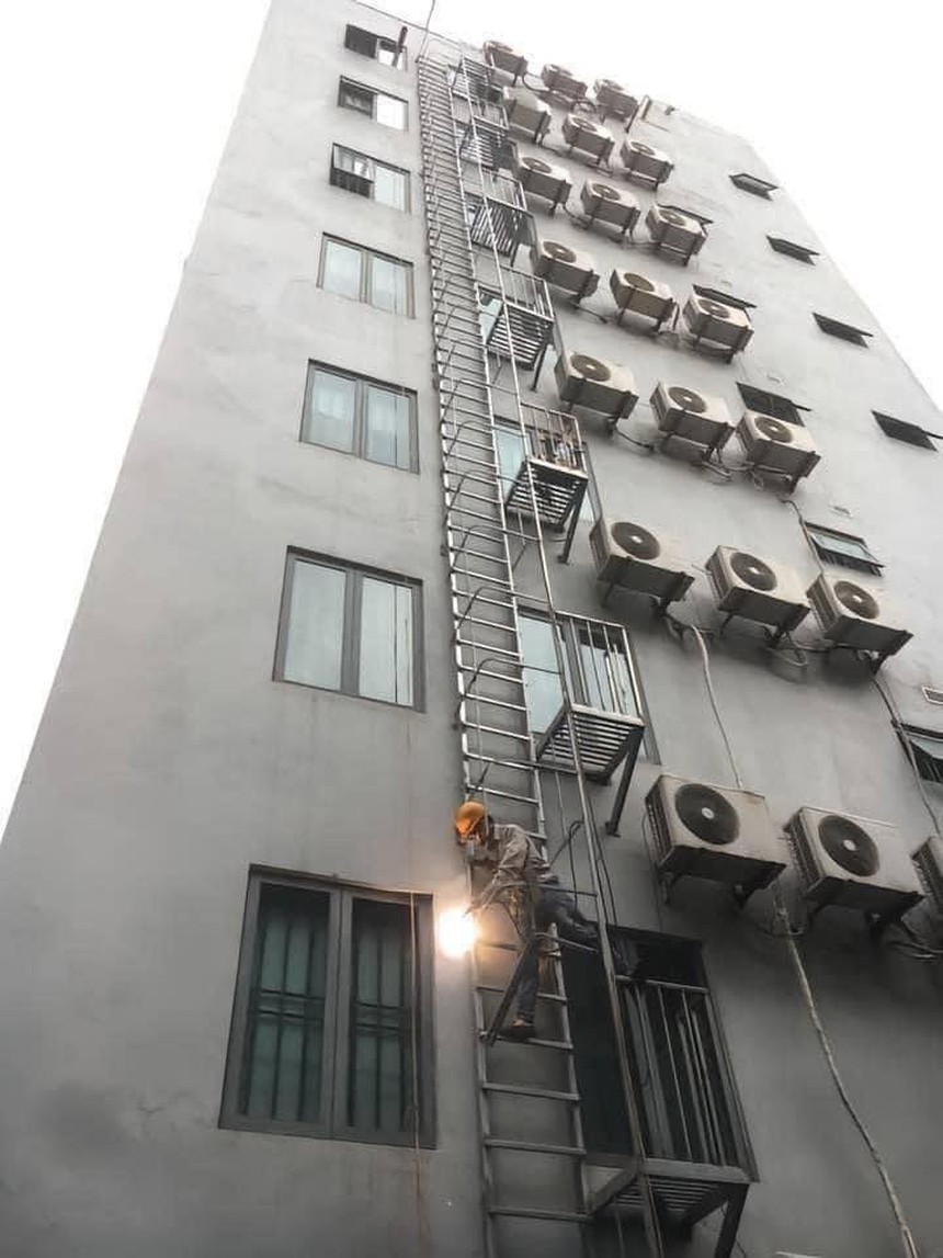 Xôn xao về hình ảnh thang thoát hiểm tại chung cư mini