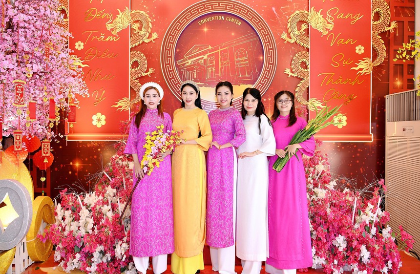 Trịnh Thanh Hồng cùng dàn mẫu trình diễn áo dài trong chương trình "Tết ba miền"