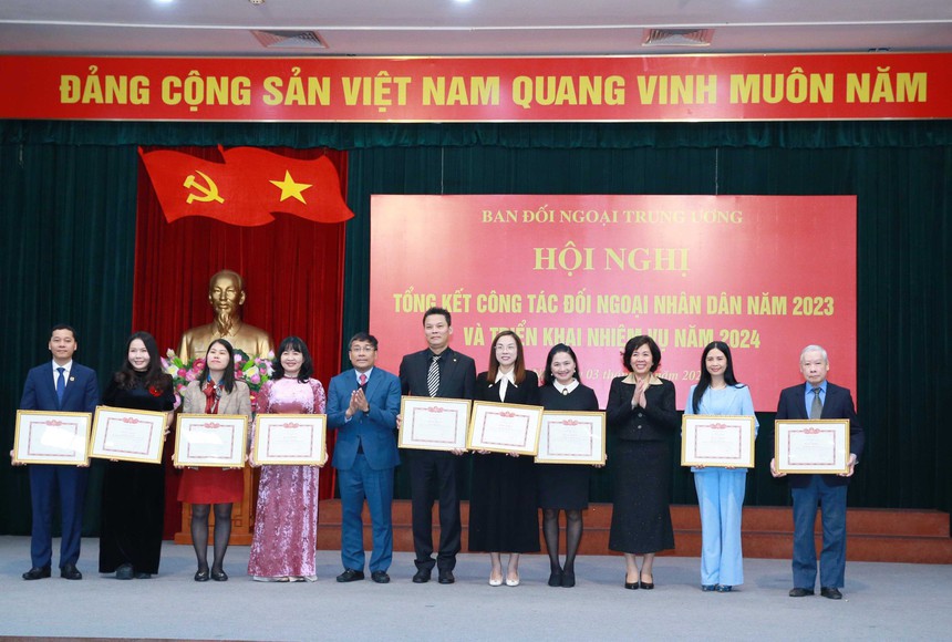 Hội LHPN Việt Nam nhận Cờ tập thể dẫn đầu trong công tác đối ngoại nhân dân năm 2023- Ảnh 1.