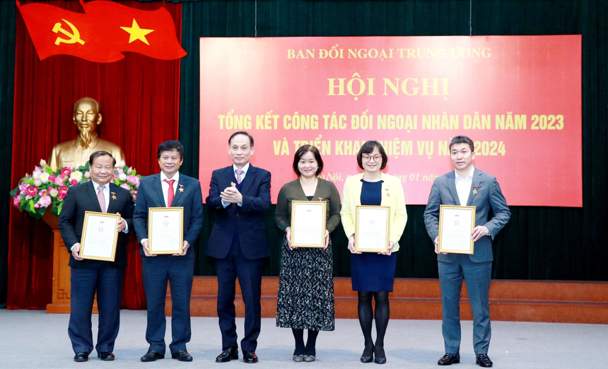 Hội LHPN Việt Nam nhận Cờ tập thể dẫn đầu trong công tác đối ngoại nhân dân năm 2023- Ảnh 2.