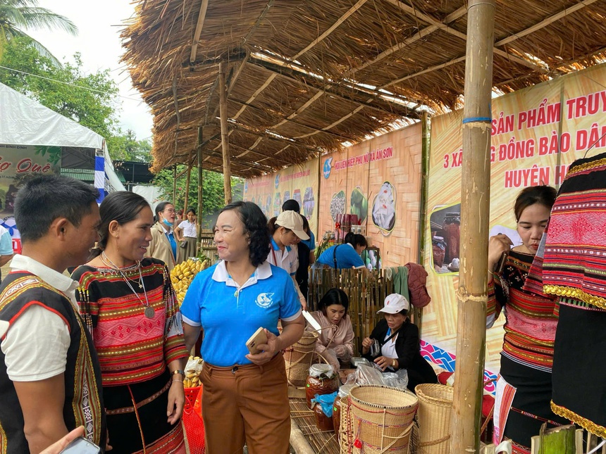 Rực rỡ sắc màu 'Phiên chợ quê vùng đồng bào dân tộc thiểu số và miền núi'- Ảnh 4.