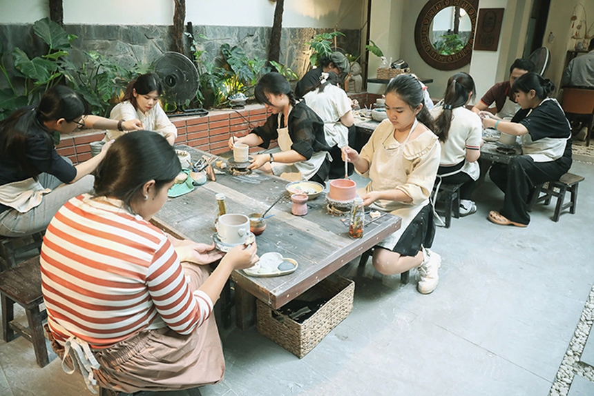 Giới trẻ háo hức trải nghiệm làm gốm thủ công- Ảnh 1.