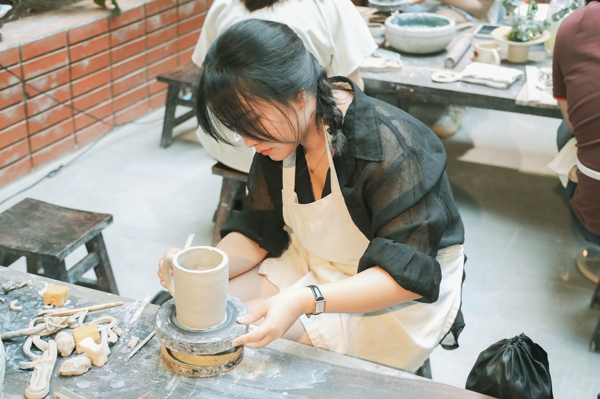 Giới trẻ háo hức trải nghiệm làm gốm thủ công- Ảnh 2.