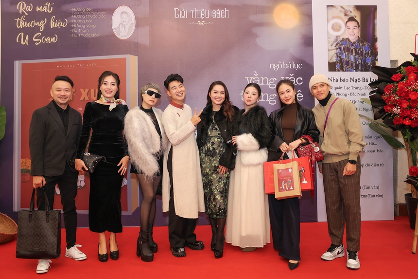 Các ca sĩ Huyền Trang, Ngọc Khuê, Việt Tú, Nguyễn Ngọc Anh, Tuyết Nga... đến chúc mừng nhà báo Ngô Bá Lục ra mắt sách