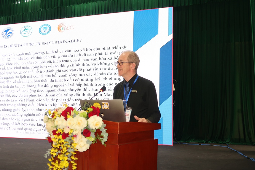 PGS. John Hutnyk, Trường Đại học Tôn Đức Thắng, phát biểu tại hội thảo.