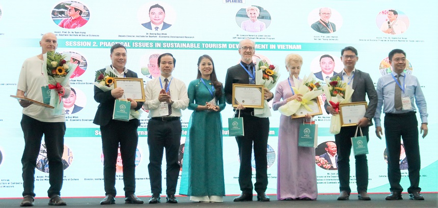 BTC tặng hoa và trao thư cảm ơn cho các diễn giả.