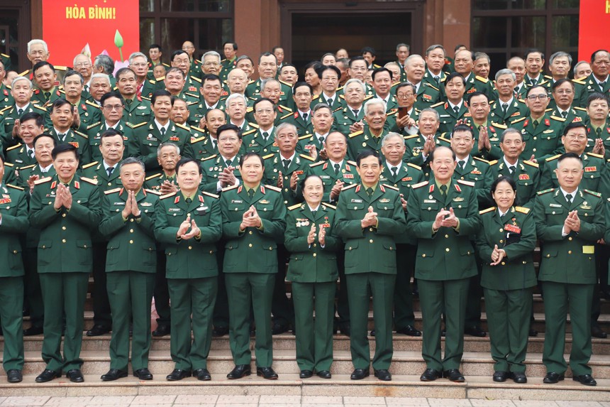 “Quân đội dạy tôi đứng thẳng trong bất cứ hoàn cảnh nào”
- Ảnh 2.