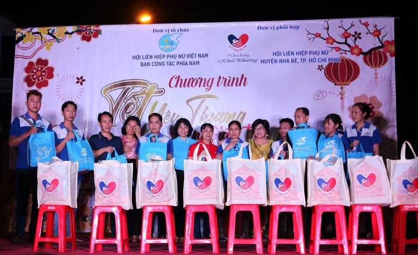 TPHCM: 300 phần quà Tết đến với nữ công nhân và phụ nữ khó khăn- Ảnh 2.