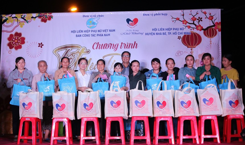 TPHCM: 300 phần quà Tết đến với nữ công nhân và phụ nữ khó khăn- Ảnh 1.