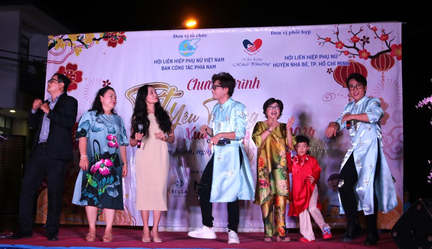 TPHCM: 300 phần quà Tết đến với nữ công nhân và phụ nữ khó khăn- Ảnh 4.