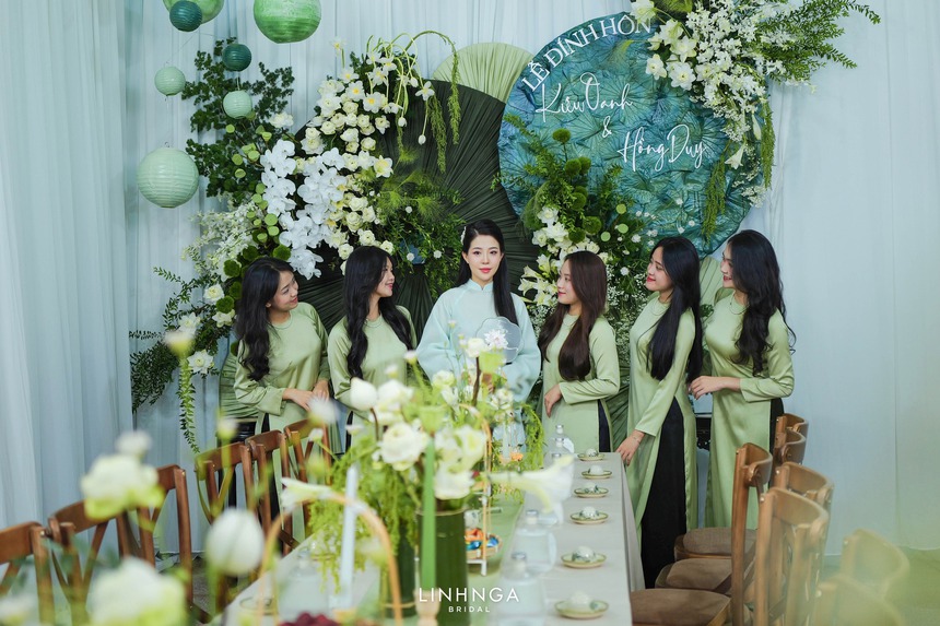 Hồng Duy "Pinky" hôn vợ thạc sĩ ngọt ngào trong lễ ăn hỏi, chàng MC trong đám cưới Công Phượng nay đã lập gia đình- Ảnh 4.