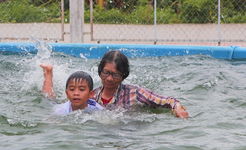 Người phụ nữ hơn 20 năm dạy bơi miễn phí cho trẻ- Ảnh 2.