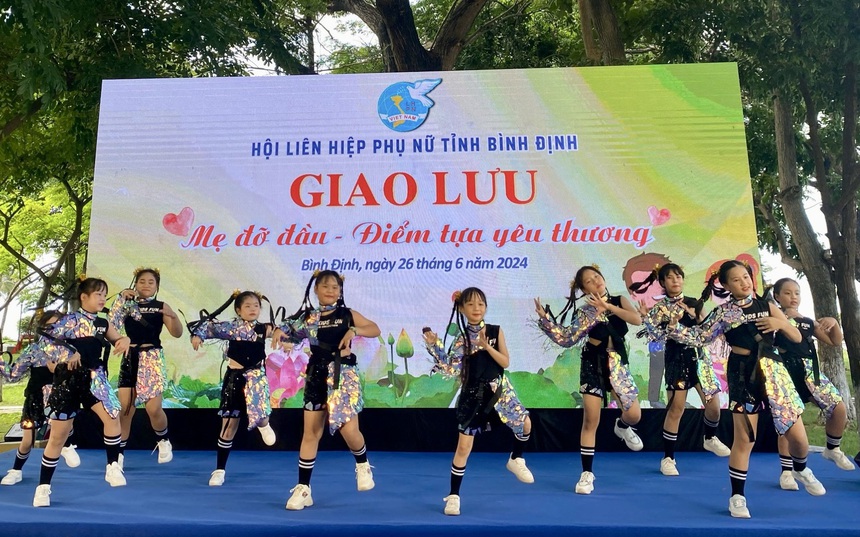 Bình Định: 15 gia đình giao lưu “Mẹ đỡ đầu- Điểm tựa yêu thương”- Ảnh 1.