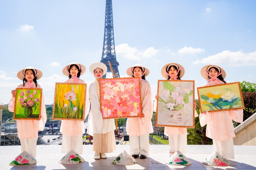Bộ sưu tập tranh "Hồng Sen" được giới thiệu tại Paris