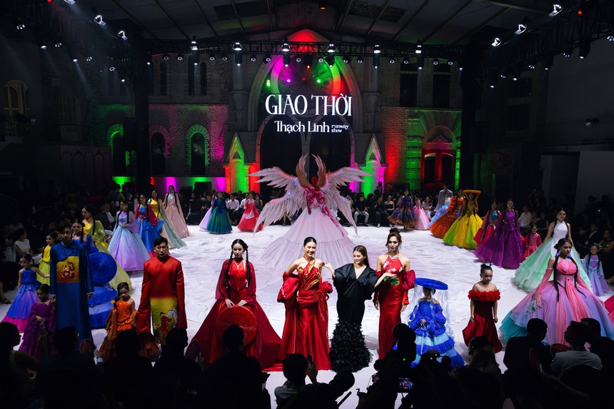 Fashion Show "Giao thời" là show diễn nằm trong chương trình Quảng bá văn hóa du lịch 63 tỉnh thành do NTK Thạch Linh sáng lập từ năm 2023, dự kiến sẽ thực hiện ở khắp 3 miền đất nước. Tham gia chương trình có nhiều hoa hậu, người mẫu nổi tiếng như Siêu mẫu Minh Tú, Hoa hậu Bùi Quỳnh Hoa, Quán quân The Face 2023 Huỳnh Tú Anh, Hoa khôi Hà Nội 2022 Vũ Thu Trà My, Á quân Vietnam Next Top Model Allstars 2011 TyhD Thùy Dương…