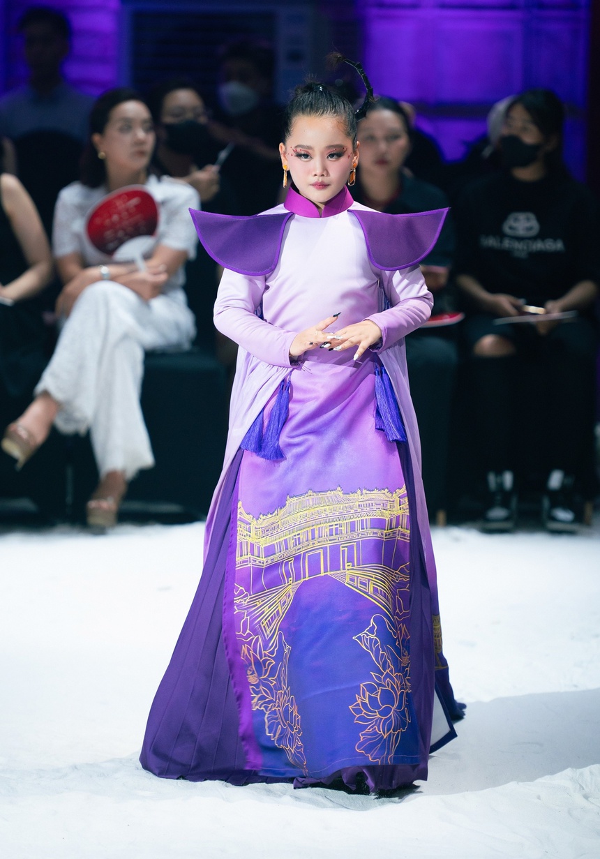 Bên cạnh đó, Thiệu Vy còn trình diễn một thiết kế trong BST "Mộng cố đô" – BST đưa khán giả hòa mình trong sắc tím mộng mơ và đầy tinh tế của vùng đất Huế cổ kính, ngàn năm văn hiến. Sự duyên dáng, đáng yêu của cô bé khiến khán giả rất thích thú.