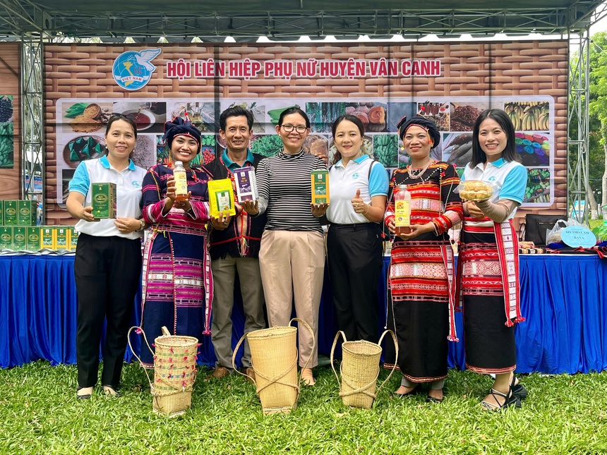 Bình Định: Phiên chợ “Phụ nữ dân tộc thiểu số khởi nghiệp sáng tạo và chuyển đổi xanh”- Ảnh 8.