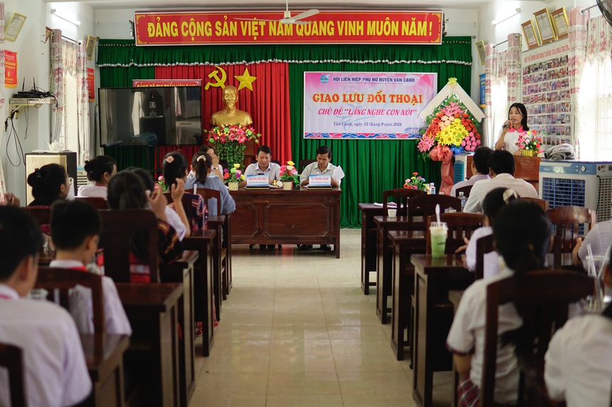 Vân Canh (Bình Định): Giao lưu đối thoại “Lắng nghe con nói” với học sinh dân tộc thiêu số- Ảnh 1.