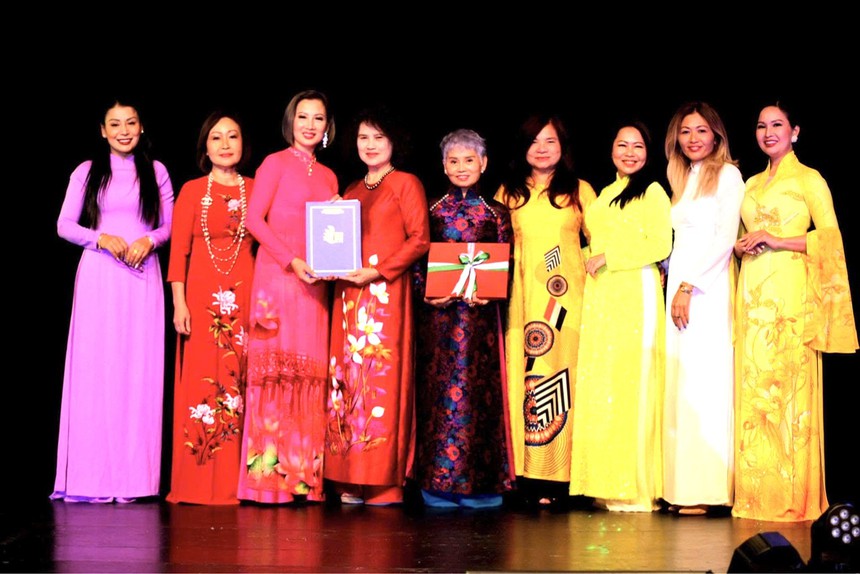 Các thành viên CLB Di sản Áo dài Việt Nam tại Thụy Điển nhận quyết định thành lập và ra mắt