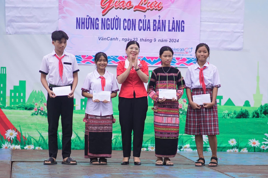 Bình Định: Giao lưu “Những người con của bản làng' và truyền thông “Học cái chữ vui quá”- Ảnh 3.