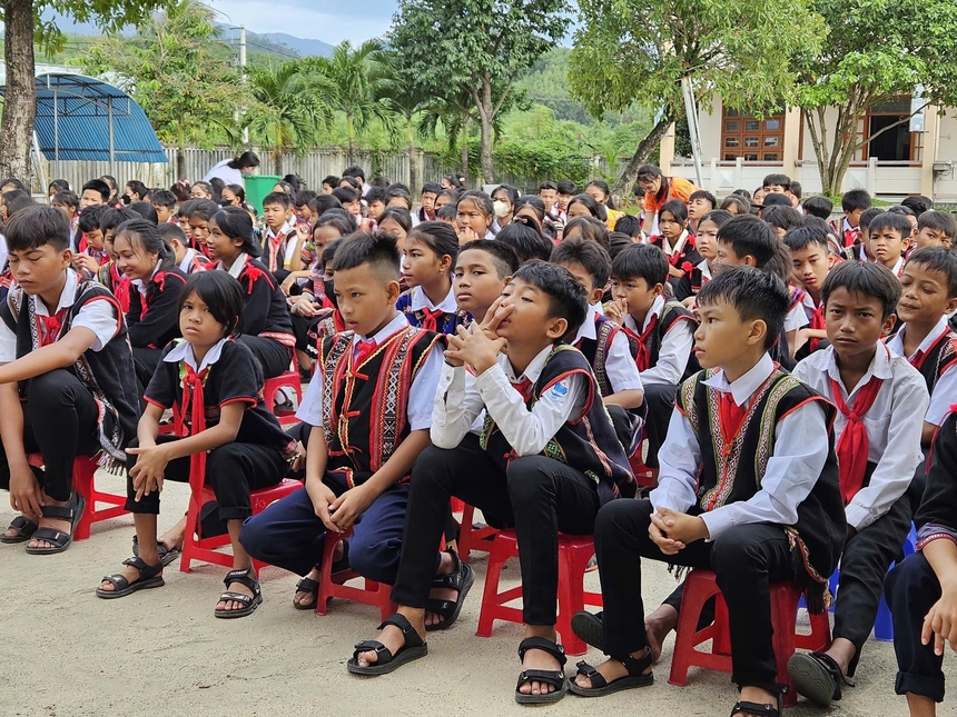 Bình Định: Giao lưu “Những người con của bản làng' và truyền thông “Học cái chữ vui quá”- Ảnh 4.