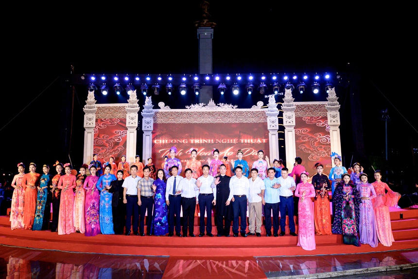 NTK Đỗ Trịnh Hoài Nam cùng quan khách và các NTK, người mẫu tham gia “Ngày hội Văn hóa vì hòa bình”