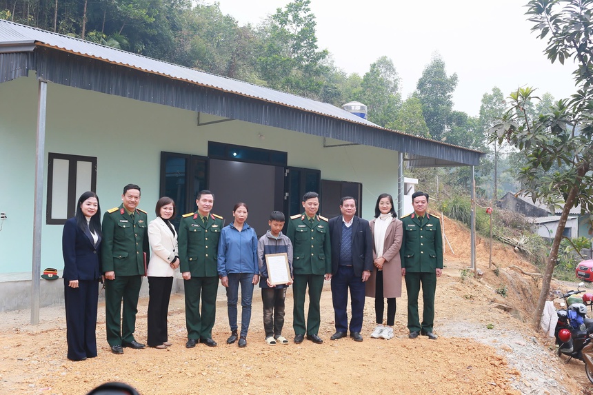 Trao tặng “Ngôi nhà 100 đồng” cho phụ nữ đơn thân - Ảnh 2.