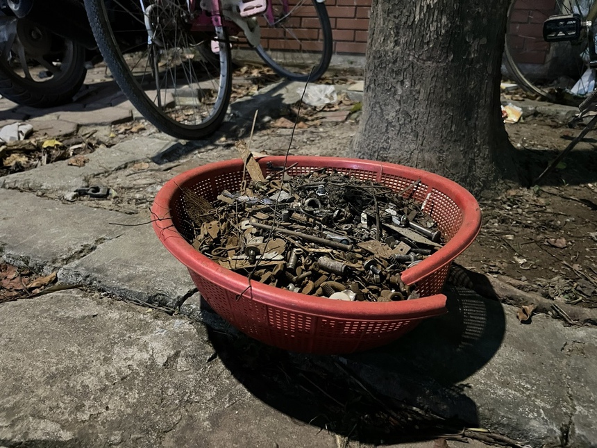 Thành quả sau một đêm rong ruổi, bà Thu hút được vô số đinh, vít