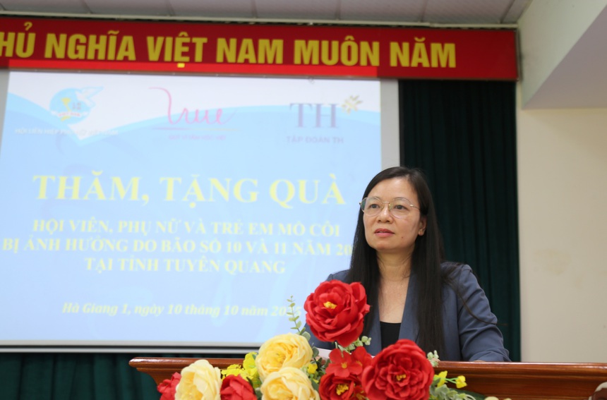 Hội LHPN Việt Nam mang yêu thương đến phụ nữ và trẻ em mồ côi vùng lũ Tuyên Quang- Ảnh 1.