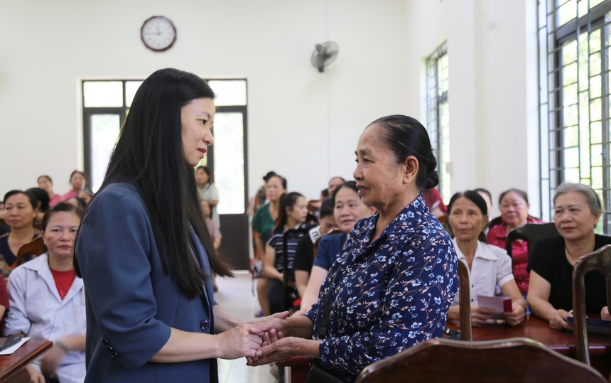 Hội LHPN Việt Nam mang yêu thương đến phụ nữ và trẻ em mồ côi vùng lũ Tuyên Quang- Ảnh 2.