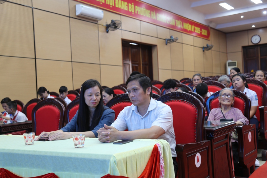 Hội LHPN Việt Nam mang yêu thương đến phụ nữ và trẻ em mồ côi vùng lũ Tuyên Quang- Ảnh 7.