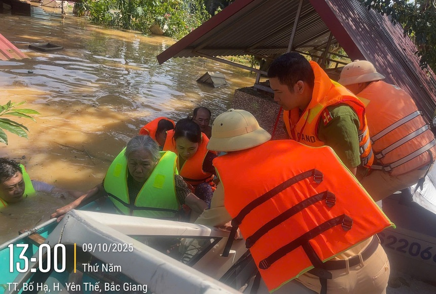 Lặn xuống dòng nước lũ, thiếu tá công an phá khóa, cứu sống 2 mẹ con mắc kẹt- Ảnh 1.