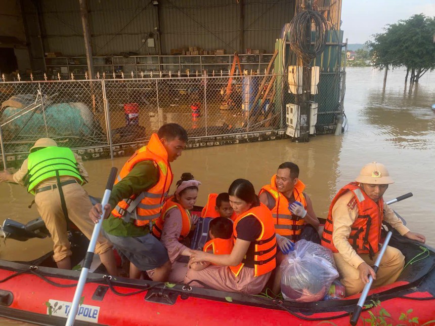 Lặn xuống dòng nước lũ, thiếu tá công an phá khóa, cứu sống 2 mẹ con mắc kẹt- Ảnh 2.