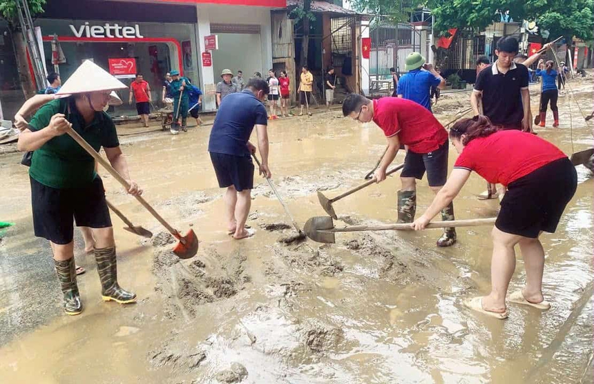 Tình người ấm áp từ những bếp ăn nghĩa tình nơi vùng lũ- Ảnh 3.