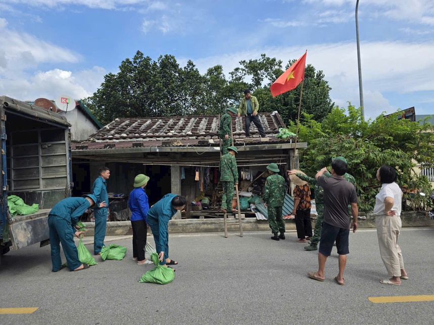 Quảng Ninh: Bộ đội Biên phòng kêu gọi, vận động hàng nghìn ngư dân vào nơi tránh bão số 11- Ảnh 4.