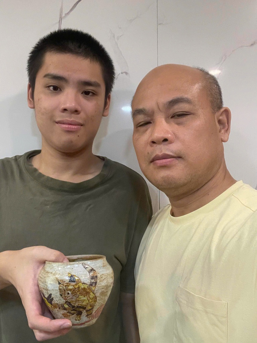 Người cha cùng con tự kỷ "vẽ" phép màu từ gốm- Ảnh 1.