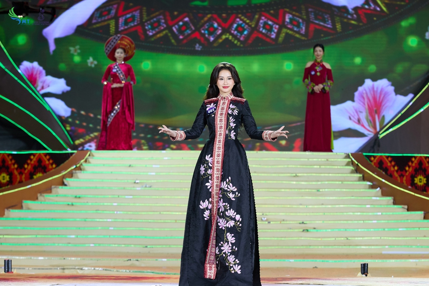 Trần Minh Phương trong phần thi áo dài