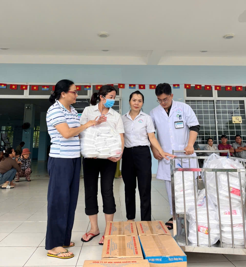 Hội LHPN Khánh Hòa trao hàng nghìn suất cơm đến người dân vùng lũ- Ảnh 1.