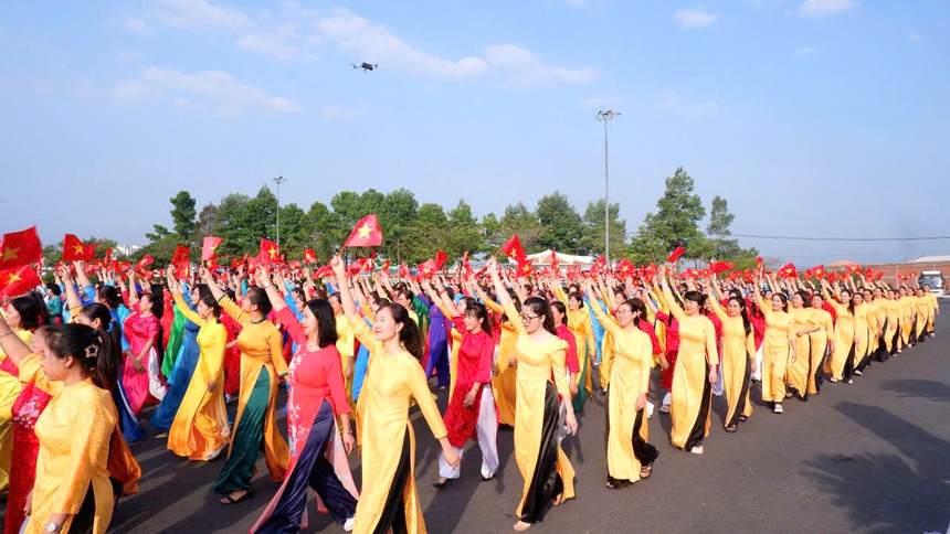 Tây Ninh: 1.000 hội viên, phụ nữ đồng diễn và diễu hành trong trang phục áo dài- Ảnh 4.