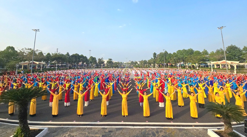 Tây Ninh: 1.000 hội viên, phụ nữ đồng diễn và diễu hành trong trang phục áo dài- Ảnh 1.