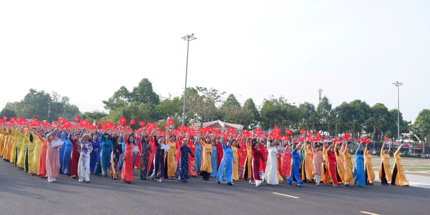 Tây Ninh: 1.000 hội viên, phụ nữ đồng diễn và diễu hành trong trang phục áo dài- Ảnh 6.