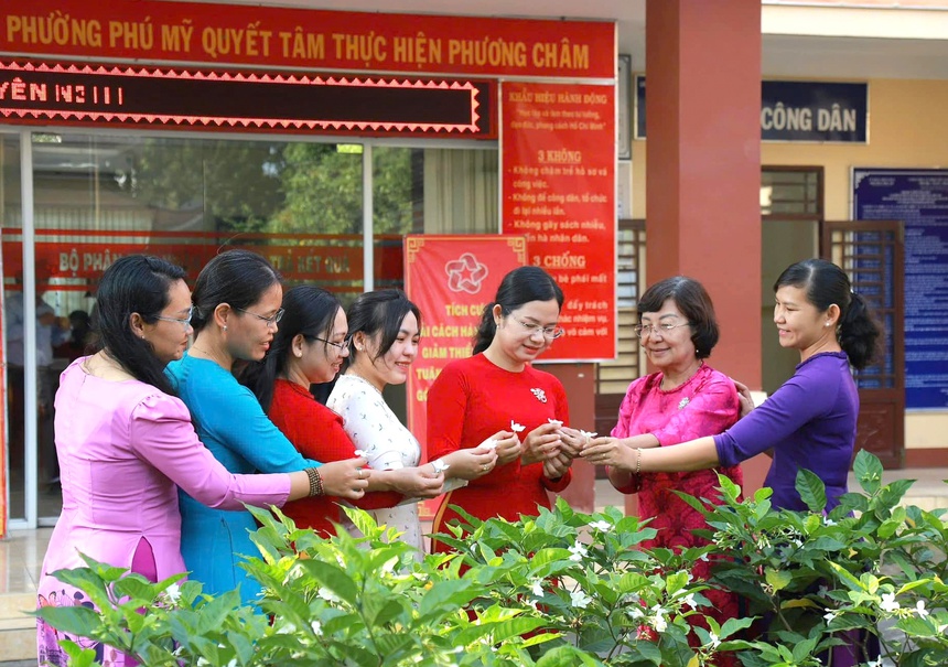 Phụ nữ Bình Dương thướt tha, rạng rỡ trong tà áo dài- Ảnh 2.