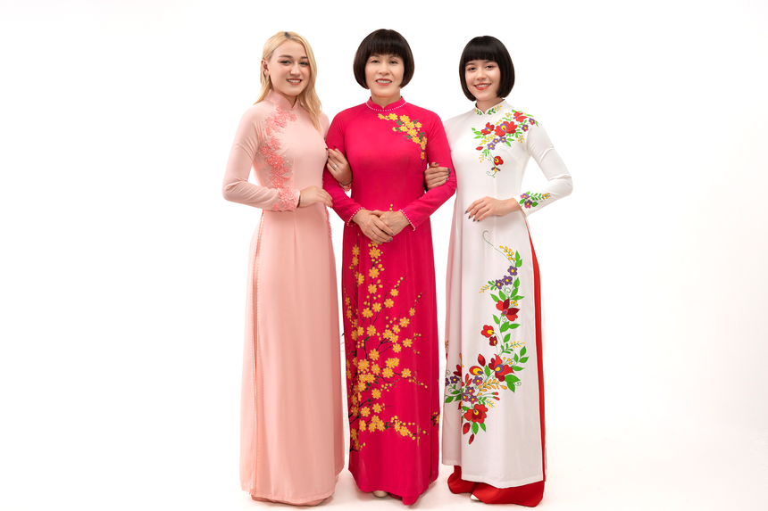 Áo Dài Việt giữa trời Âu: Khi dải lụa quê hương được tự do tung cánh- Ảnh 5. Áo Dài Việt giữa trời Âu: Khi dải lụa quê hương được tự do tung cánh- Ảnh 5.