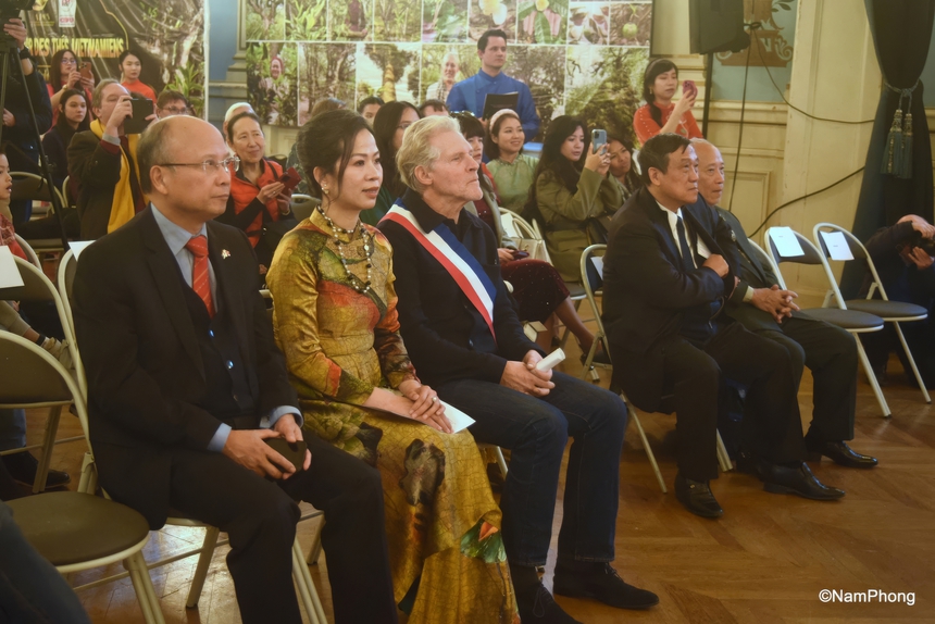 Áo Dài Việt giữa trời Âu: Khi dải lụa quê hương được tự do tung cánh- Ảnh 2. Áo Dài Việt giữa trời Âu: Khi dải lụa quê hương được tự do tung cánh- Ảnh 2.