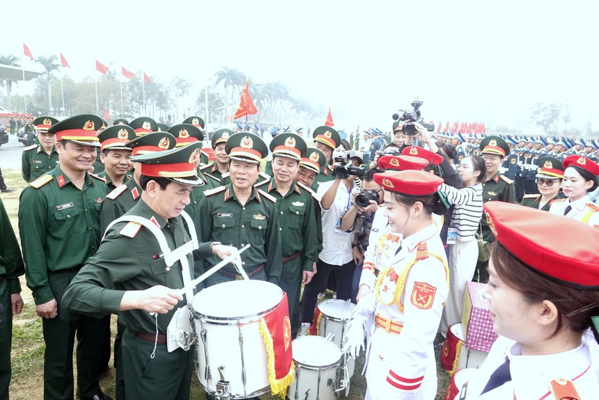 "Bóng hồng" Quân y miệt mài luyện tập cho lễ diễu binh - Ảnh 1.